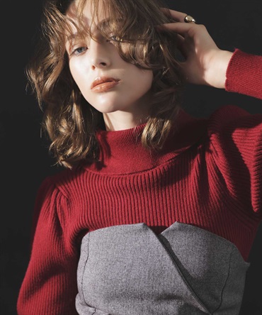 タートルネックリブニット