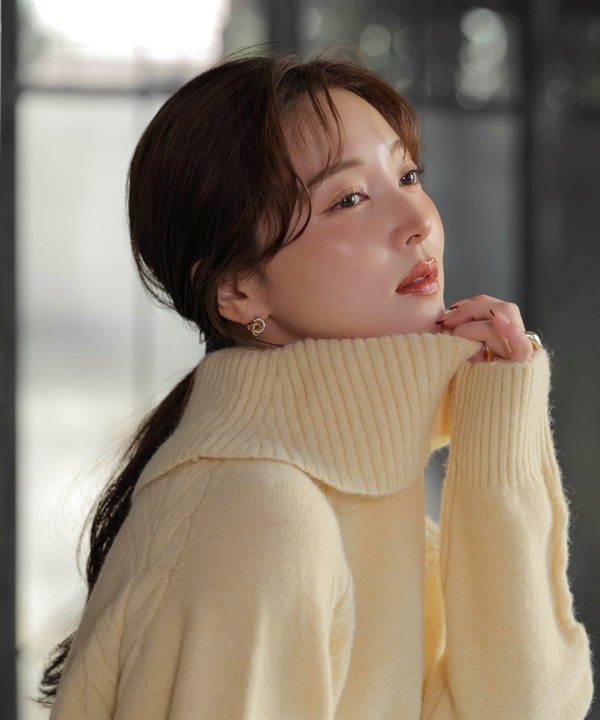 ケーブルデザインタートルニット