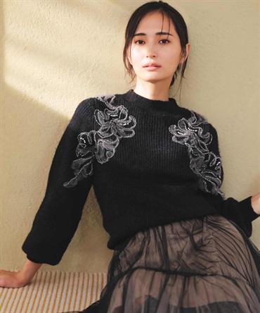 ビジュー刺繍ニット
