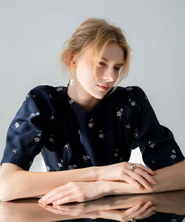 【Premium】フラワー刺繍ブラウス