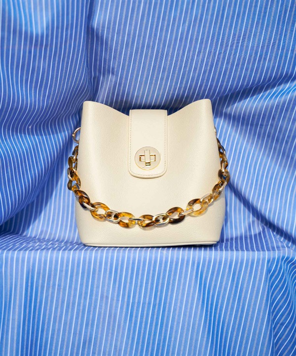 バックルデザインバケツバッグ