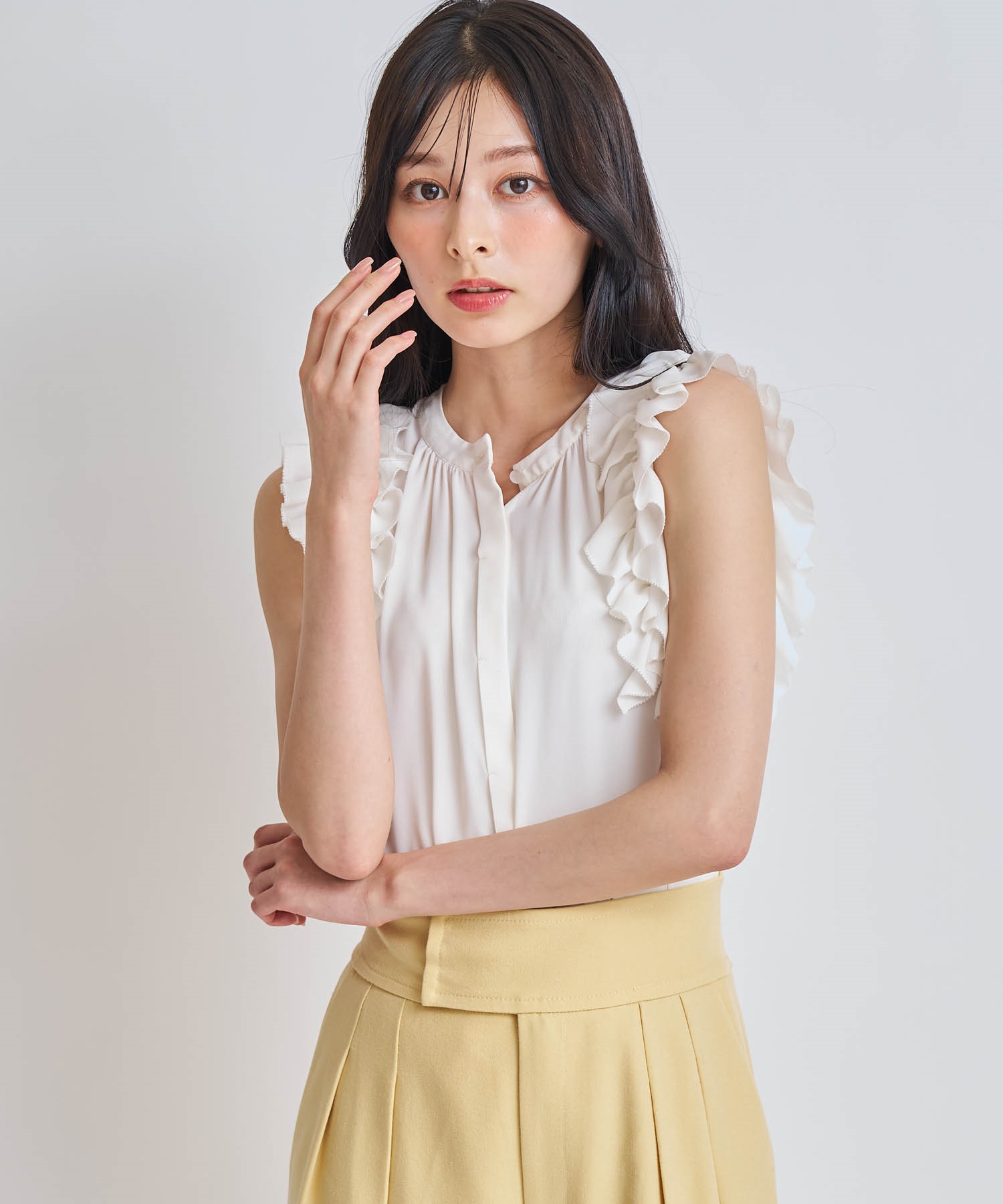 【予約】袖フリルノースリブラウス(01オフホワイト-フリー-6月下旬ごろのお届け)